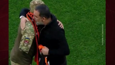 Arda Turan'dan maç öncesi kolunu kaybeden askere...