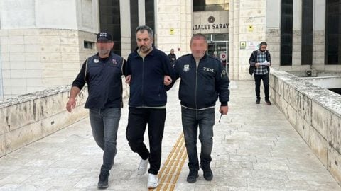 Atatürk’ün resmini bıçaklayan resim öğretmeni tutuklandı!