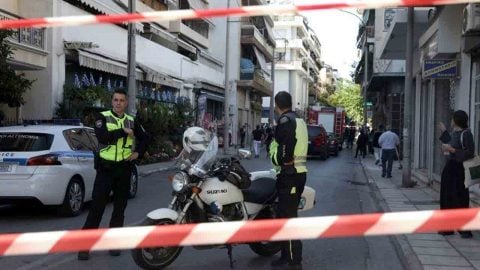 Atina'da poşetteki patlayıcı infilak etti: 2'si polis 4 yaralı