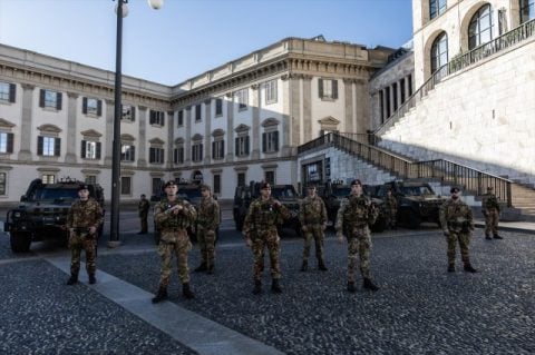 Avrupa’yı alev alev yakan kriz İtalya’yı esir aldı! Fransa’dan sıçrayan gösteriler büyüyor: Milano’da asker sokağa indi!