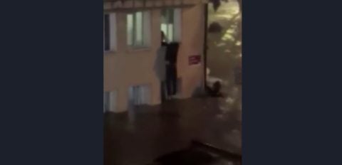 Ayazağa’da sel dehşeti! İETT otobüsü sulara gömüldü, vatandaşlar otobüsün üzerine sığındı!