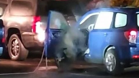 Ayı otomobile saldırdı! Kapıyı kilitlemeyi unuttu, sabah aracını tanıyamadı