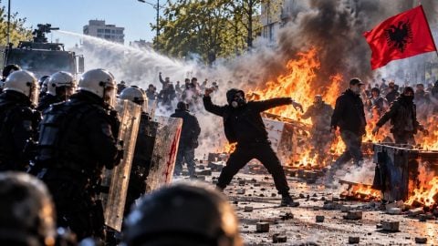 Bakanlıklar ve bankalar ateşe verildi! Tiran’da sokaklar savaş alanına döndü