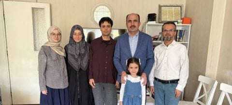 Başkan Altay Umre Ödüllü Siyer Yarışması ile umreye giden yarış ailesini ziyaret etti