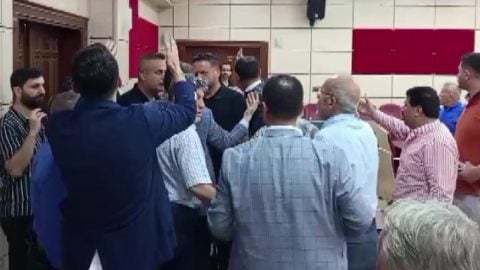 Belediye Meclisi'nde ‘satılık’ kavgası: CHP'li meclis üyeleri birbirine girdi! Kadın üyeyi yumruklamaya çalıştı