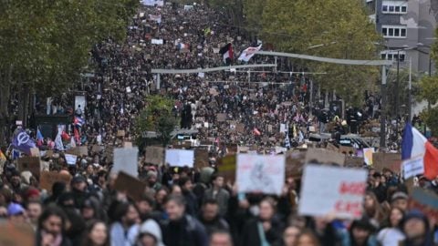 Bu kez gösteriler olaysız sona erdi! Paris’te 70 bin kişilik dev yürüyüş