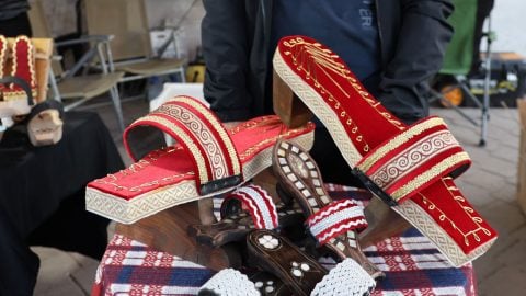 Bu model kadınların gözdesi oldu! Bir zamanların takunyası şimdi 8 bin TL’ye satılıyor