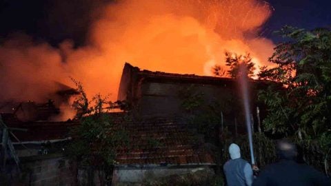 Burdur’da yangın: 3 ev ve ahır küle döndü