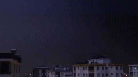 Büyük panik yaşandı! Yıldırımın düşme anı kamerada