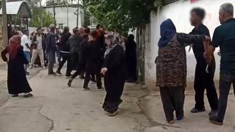 Çift bıçaklı canavar biber gazıyla durduruldu! Tekme ve yumruklar havada uçuştu