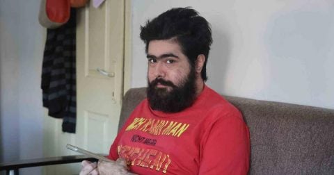 Depremzede Barış Özbay tişörtüyle mesaj verdi: "Ben artık iflah olmam"