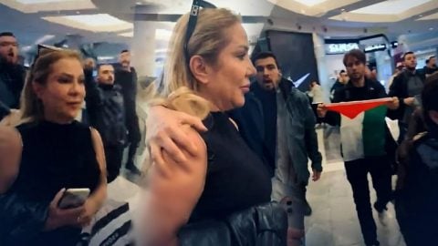 Duyarlı Müslümanlar şeytan kovalar gibi kovalamıştı! Azgın siyonist ile müşterileri Cumhurbaşkanı Erdoğan'ı bile tehdit etmiş!
