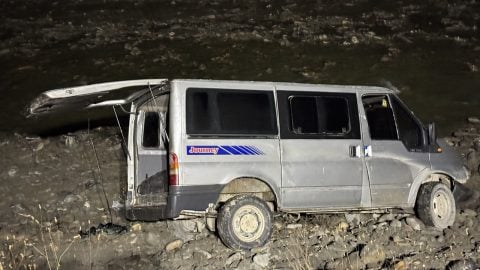  Düzensiz göçmen taşıyan minibüs şarampole devrildi