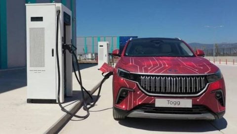 Elektrikli ve hibrit otomobiller pazarı ele geçirdi! Her iki araçtan biri artık onlardan