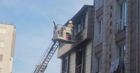 Esenyurt'ta 5 katlı binada çıkan yangında dumanda mahsur kalan 5 kişi kurtarıldı