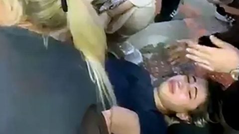 Eşini kaldırımda bıçakladı! ‘kıskançlıktan yaptım’ dedi