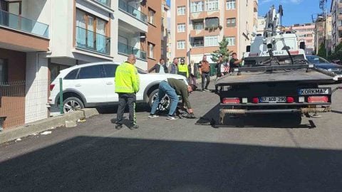 Freni boşaldı, duvarda asılı kaldı!  Araç uçurumun eşiğinden döndü!