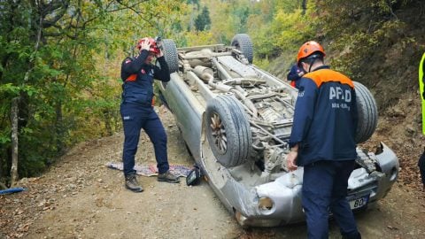Freni tutmayınca yoldan çıktı! Kamyonet takla atıp ters döndü