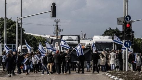 Gazze’ye giden yardım tırlarına Siyonist engel! İşgalciler yolu kapattı