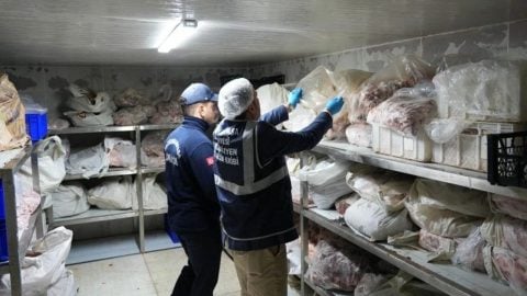 Gıda teröristlerine suçüstü! 15 ton bozuk et ele geçirildi