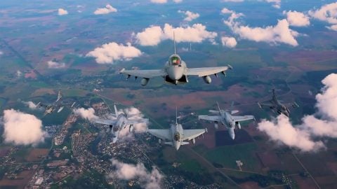 Gökyüzünde F-16 şovu! Türk savaş jetleri Litvanya semalarında