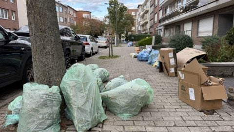 Grev sonrası kaldırımlar atıklarla doldu! Avrupa ülkesinde çöp krizi