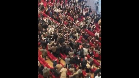 Güya bunlar İstanbul Barosu’nun hak, hukuk havarileri! Genel Kurul’da yumruklar tekmeler havada uçtu