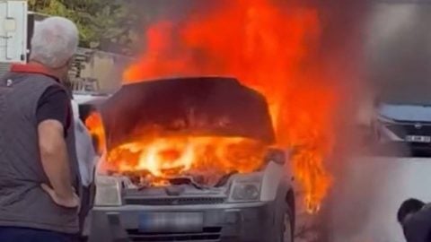 Hastane otoparkında otomobil alev topuna döndü
