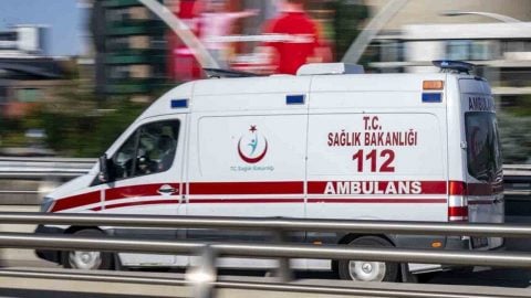Hatalı park can alıyor: Ambulans sokağa giremiyor
