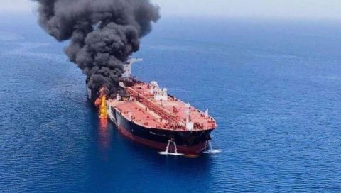 Hürmüz'de dev tanker mayına çarptı! 2 milyon varil petrol taşıyordu