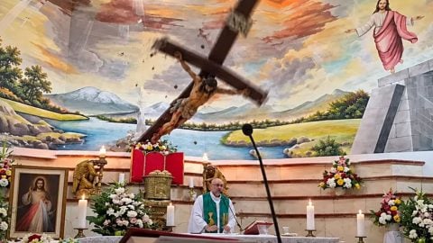 Hz. İsa’lı haç, kilisede rahibi öldürdü
