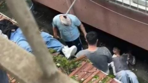 İki genç kız hayatlarını böyle tehlikeye attı! Çarşaf koptu 3. kattan düştüler