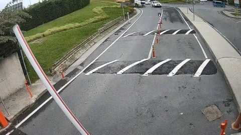 İki otomobile çarpıp kaçmaya çalıştı! Hafriyat kamyonu İSKİ otoparkına uçtu