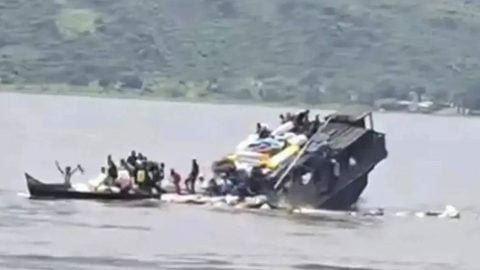 İki tekne kafa kafaya çarpıştı: 30 ölü, onlarca kayıp var!