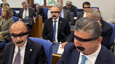 İmamoğlu yandaşı YP’lilerden Meclis’te şaklabanlık! Bu kez kameraları değil ağızlarını bantladılar!