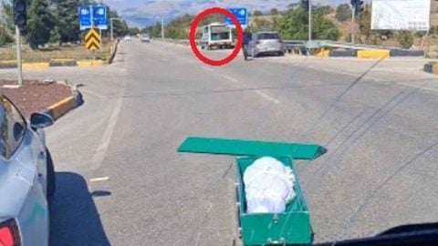 Işıklarda inanılmaz olay: Cenaze aracından yola tabut düştü!