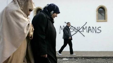 İslam düşmanlığı günlük hayatın parçası oldu! Sözde özgürlükçülerin utanç tablosu