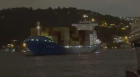 İstanbul Boğazı’nda korku dolu anlar! Konteyner gemisi KURTARILDI
