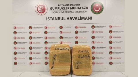 İstanbul Havalimanı’nda zehir sevkiyatına darbe: 30 milyonluk esrarın alıcısı suçüstü yakalandı
