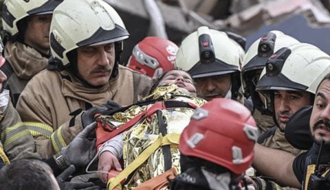 İstanbul Valisi Davut Gül açıkladı: Çöken binada 1 kişi hayatını kaybetti, 3 kişi aranıyor