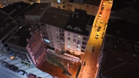 İstanbul'da inşaatın istinat duvarı yıkıldı, 20 daire tahliye edildi