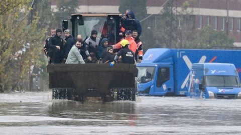 İstanbul'da sağanağın olumsuz etkileri sürüyor! Mahsur kalan işçiler kepçeyle kurtarıldı