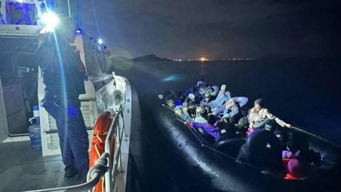 İzmir açıklarında 111 düzensiz göçmen yakayı ele verdi