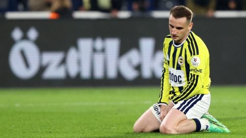 Kadıköy’de isyan gecesi! Taraftarlar yönetimi istifaya çağırdı, futbolcuları ıslıkladı