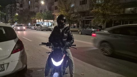Kadın sürücü motosikletlinin üzerine yürüdü!