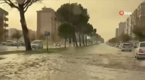Kahramanmaraş’ta hava bir anda değişti! Yağmur ve dolu etkili oldu