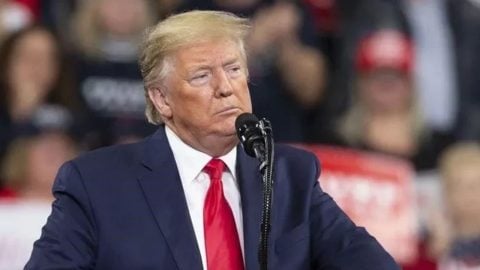 Kalabalığın içinden bağıra bağıra söyledi: Mitingte Trump’ı şok eden protesto