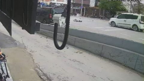Karşıya geçerken motosiklet çarptı! Korkunç kaza kamerada