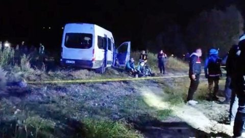 Kayseri'de iki işçi servisi peş peşe önlerindeki kepçeye çarptı: 1 kişi öldü, 15 kişi yaralandı