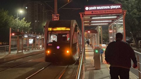 Kayseri’de karşı durağa geçmeye çalışan yayaya tramvay çarptı